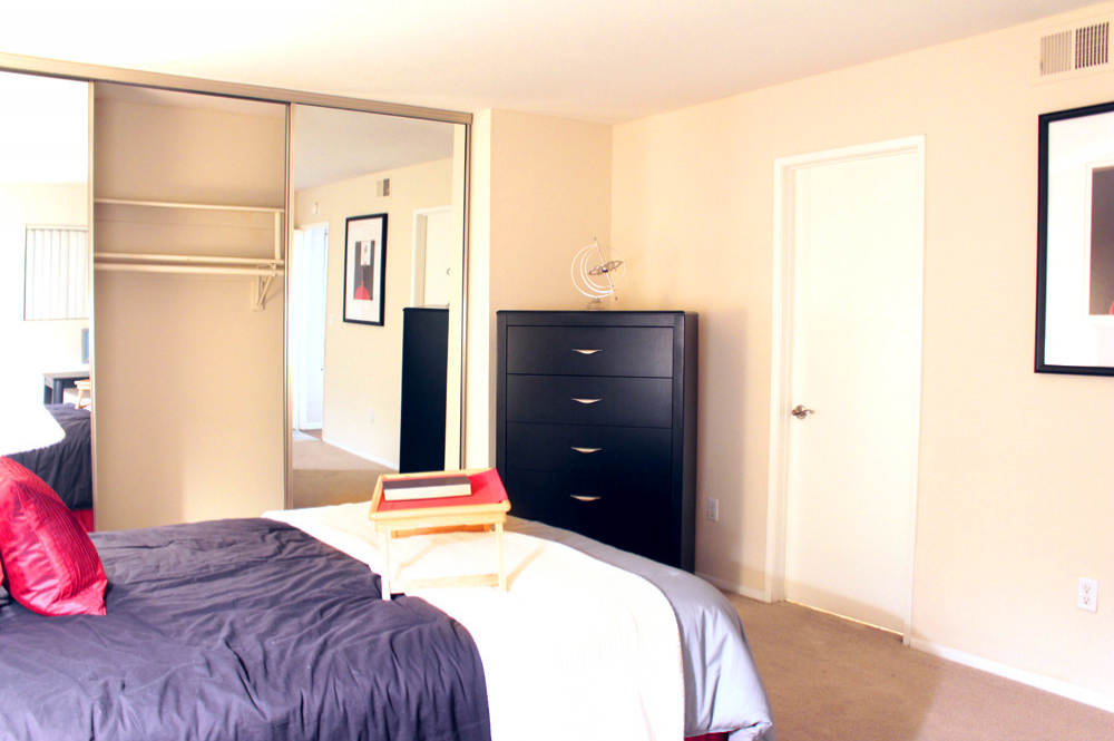 This 1 bedroom apartment 2 photo can be viewed in person at the Huntington Creek Apartments, so make a reservation and stop in today.